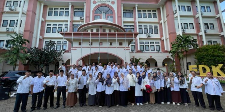 FDK UIN Alauddin Makassar Perkuat Solidaritas dan Kedisiplinan Melalui Apel Pagi Rutin Akhir Bulan FDK UIN Alauddin Makassar Perkuat Solidaritas dan Kedisiplinan Melalui Apel Pagi Rutin Akhir Bulan - Featured