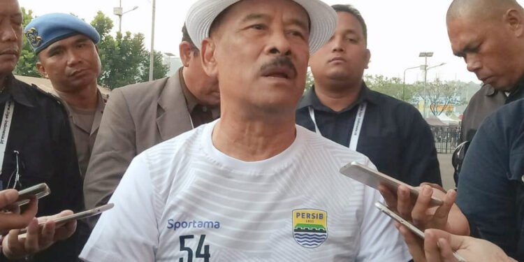 Umuh Muchtar Ungkap Target Persib Bandung: Empat Kali Juara dan Harapan untuk Bojan Hodak - Featured