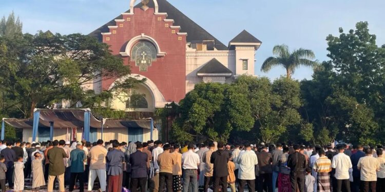 Depok: Simbol Toleransi, Salat Idul Adha Berlangsung di Kompleks Non-Muslim Selama 30 Tahun Depok: Simbol Toleransi, Salat Idul Adha Berlangsung di Kompleks Non-Muslim Selama 30 Tahun - Featured