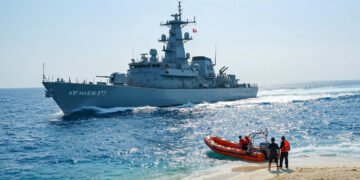 KRI Marlin-877 Selamatkan Dua Korban Kapal Tenggelam di Perairan Selayar, Pencarian Tiga Lainnya Berlanjut