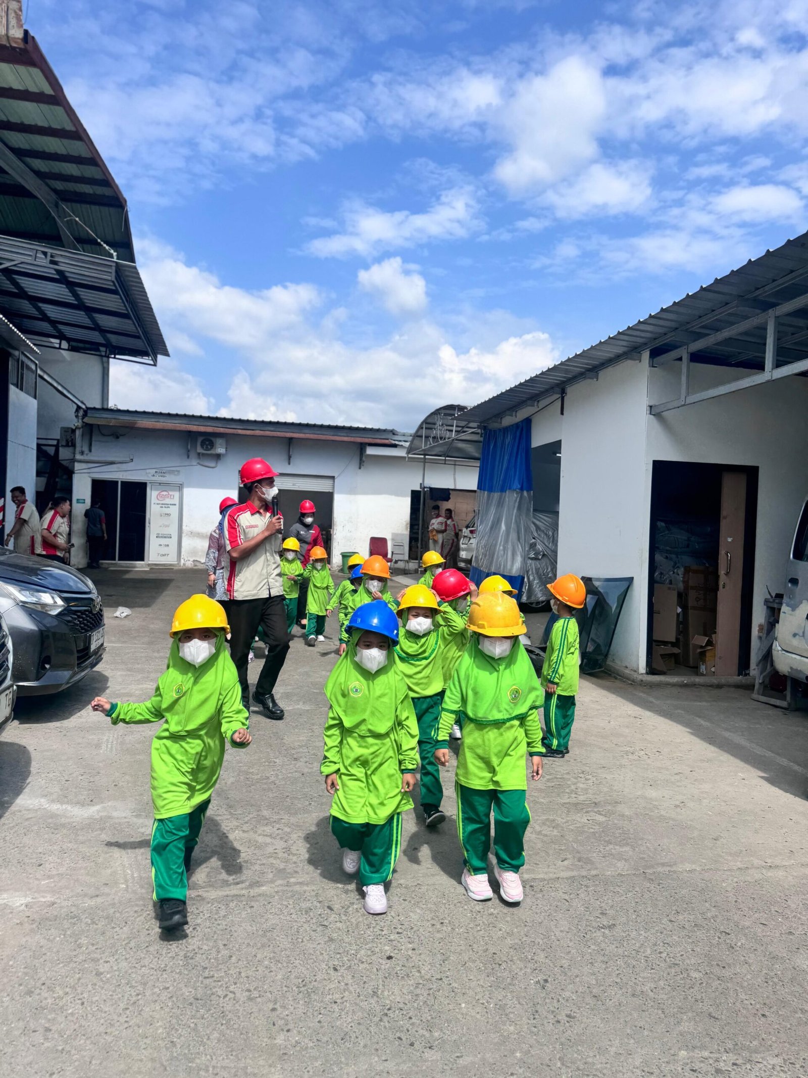 Kalla Toyota Palopo Hadirkan KIDDO ART-venture: Dealer Berubah Jadi Taman Bermain & Belajar Anak Kalla Toyota Palopo Hadirkan KIDDO ART-venture: Dealer Berubah Jadi Taman Bermain & Belajar Anak - image 2