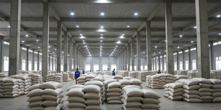 Stok Beras Sulsel Dipastikan Aman 10 Bulan: Bulog Imbau Warga Makassar dan Sekitarnya Hindari Panic Buying - Featured