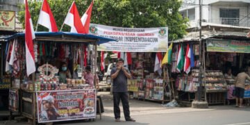 Pedagang Atribut Kemerdekaan di Makassar Keluhkan Sepi Pembeli Jelang HUT RI: Anjloknya Omzet dan Tantangan Bisnis