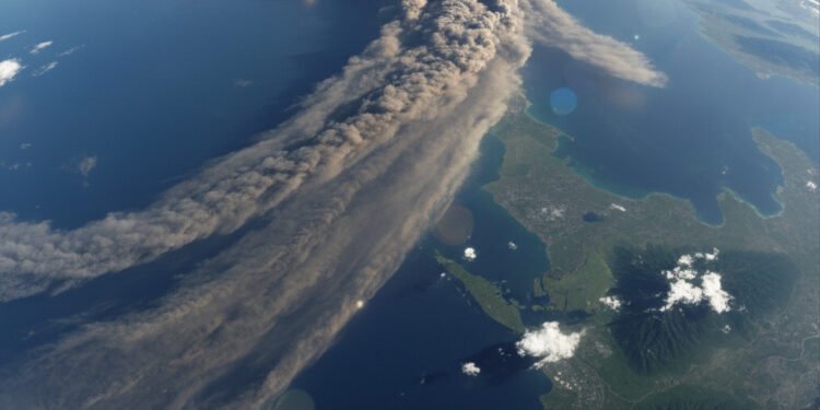 Abu Vulkanik Anak Krakatau Bergeser, Jakarta Tak Lagi Terdampak: Analisis BMKG dan Dampak bagi Banten - Featured