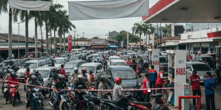 Polda Sulsel Bergerak: Selidiki Kelangkaan BBM Subsidi, Tak Ada Ampun untuk Penimbun Polda Sulsel Bergerak: Selidiki Kelangkaan BBM Subsidi, Tak Ada Ampun untuk Penimbun - Featured
