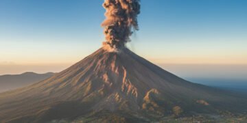 Gunung Semeru Erupsi Tiga Kali, Kolom Abu Capai 1.000 Meter, Warga Jawa Timur Diimbau Waspada
