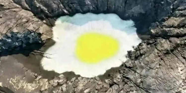Misteri Telur Mata Sapi di Gunung Anak Krakatau: Penjelasan Ilmiah Fenomena Unik Misteri Telur Mata Sapi di Gunung Anak Krakatau: Penjelasan Ilmiah Fenomena Unik - Featured