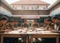Sejumlah terpidana dilihat sedang bekerja pada proyek kerajinan dengan mengenakan pakaian tradisional batik di halaman Rutan Makassar. Mereka terlihat fokus dan kreatif, menggambar dan memasukkan moti