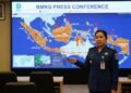 64 Gempa Susulan Bawean Jatim (22/3/2024) sampai dengan pukul 21:27 WIB Seorang meteorologis BMKG sedang memberikan presentasi tentang peringatan dini cuaca di sebuah konferensi pers. Peta di depannya menunjukkan wilayah-wilayah yang terdampak dengan tanda-tanda berbeda,