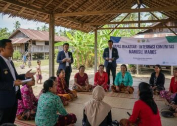Bapas Makassar's team, led by Budi S., is conducting a community integration workshop in Marusu, Maros. The team is interacting with local community members in a traditional village setting, with a fe