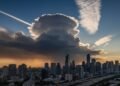 BMKG: Gempa Guncang Wilayah Utara Canterbury, New Zealand A professional foto jurnalistik menunjukkan langit dramatis dengan awan cumulonimbus yang membentuk, asap tebal di udara, dan awan tinggi atau gelombang udara yang terlihat. Pemandangan ini disetel pa