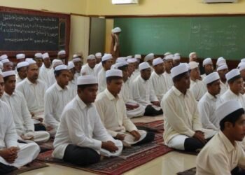Sejumlah pegawai dari Bapas Makassar sedang menghadiri kajian rutin 'Bersih Sebelum Beribadah' di ruang kelas yang modern. Mereka duduk rapi dengan pakaian yang sopan, fokus mendengarkan penjelasan da