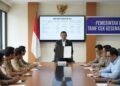 Kaleidoskop 2025: Vaksin Malaria Rutin di 17 Negara Afrika Selamatkan Puluhan Ribu Anak dari Kematian Seorang pejabat pemerintah berdiri di balik meja dengan layar besar menampilkan tarif cek kesehatan haji. Seorang pria bernama MA. Untung dan kelompok orang lain mendengarkan dengan cermat dan mencata
