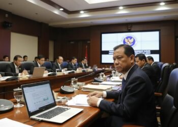 Sebuah pertemuan serius di ruang komisi DPR dengan MA. Untung duduk di meja besar, memimpin diskusi tentang penyelidikan kasus rumah dinas TNI yang digunakan sebagai markas latihan judo. Di sekitarnya