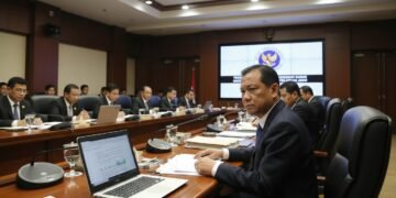 Sebuah pertemuan serius di ruang komisi DPR dengan MA. Untung duduk di meja besar, memimpin diskusi tentang penyelidikan kasus rumah dinas TNI yang digunakan sebagai markas latihan judo. Di sekitarnya