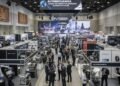 Tanggal Rilis dan Fitur “God of War Ragnarök” untuk PC sudah Diumumkan A bustling exhibition hall at Automechanika Jakarta 2026, featuring a variety of international automotive parts and machinery. Professionals from different backgrounds are engaged in discussions and n