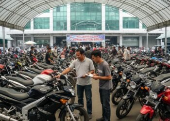 Pasar motor bekas di WTC Mangga Dua yang ramai, dengan berbagai jenis motor bekas tersusun rapi dalam barisan. Adegan ini menampilkan suasana yang hidup di pasar, dengan penjual dan pelanggan berinter