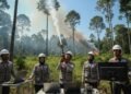 Apa Untungnya Program 2 Juta Hektar Kebun Aren untuk Bio Etanol? Sebuah tim meteorologis dan teknisi sedang melakukan operasi modifikasi cuaca di hutan Kalteng. Mereka menggunakan peralatan canggih untuk melepaskan aerosol ke atmosfer sambil dikelilingi hutan hijau