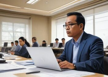 Budi S., mewakili Kabapas Makassar, sedang berpartisipasi dalam sesi workshop di acara Penguatan Kakanwil Ditjenpas Sulsel. Dia duduk di meja konferensi dengan para peserta lainnya, fokus pada layar b