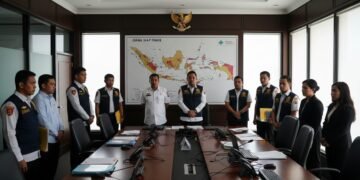 14 orang terduga korupsi dana siap pakai untuk bencana di BNPB ditempatkan di ruang konferensi, dihiasi dengan peta negara yang menunjukkan area rawan bencana, sementara petugas KPK melakukan operasi.