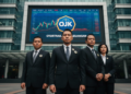 Inflasi Sulsel Juli 2025 Hantam 0,61%: Tomat Jadi Pemicu Utama, Ungkap Kerentanan Pangan Lokal di Makassar OJK officials in a modern office setting, discussing serious financial matters, with a large screen displaying financial data in the background.