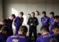 Membandingkan Dua Foto Ikonik Husain Bolt Orlando City players in a locker room, huddling around their coach, showing determination before a match against D.C. United.