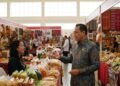 Bertemu USAID-IUWASH Tangguh, Danny Pomanto Tegaskan Ingin yang Terbaik Bagi Warga Gubernur Andi Sudirman berbincang dengan pedagang di Sulsel Expo 2026, menunjukkan komitmennya dalam mendukung UMKM lokal. Latar belakang penuh dengan stall-stall menarik yang menampilkan berbagai pro