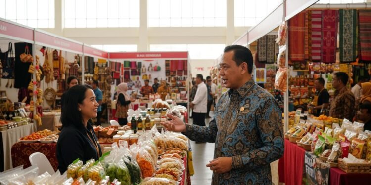Gubernur Sulsel Dorong UMKM Masuk Ekosistem Haji dan Umrah di Sulsel Expo 2026 Gubernur Andi Sudirman berbincang dengan pedagang di Sulsel Expo 2026, menunjukkan komitmennya dalam mendukung UMKM lokal. Latar belakang penuh dengan stall-stall menarik yang menampilkan berbagai pro