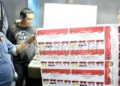 Ketua OJK dan Dirut BEI Didorong Mundur Akibat Ancaman Penurunan Klasifikasi Pasar Saham Indonesia oleh MSCI Stadion penuh dengan penonton yang antusias, wajah mereka terangkat oleh cahaya lampu stadion. Lapangan bermain jelas terlihat dengan pemain dari Cruz Azul dan Juárez yang siap untuk pertandingan. Atm