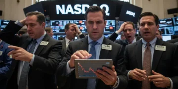 Suasana bursa saham yang ramai dengan trader berpakaian seragam, sibuk memeriksa layar komputer mereka. Tanda Nasdaq di belakang tampak jelas, dengan lampu-lampu yang berkedip-kedip. Atmosfernya menun