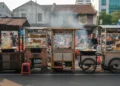 Pelanggan Browcyl Makassar Menyumbang Ratusan Juta Untuk Palestina Rencanakan adegan visual yang menampilkan lima warung makanan di dekat Stasiun Pondok Cina. Setiap warung memiliki dekorasi unik, menawarkan berbagai hidangan khas. Ada mie goreng yang panas dan berar