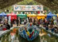 Astaga! Ada Radiasi Nuklir di Perumahan Batan Indah Serpong Sebuah perahu unik terbuat dari sampah plastik di sebuah festival. Perahu ini berwarna-warni dan terbuat dari botol dan tas plastik yang ditempatkan dengan rapi. Di latar belakang, terlihat tenda dan