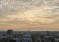 Pemerintah Kota Makassar Hadiri Peringatan Harkopnas Ke-71 di Tangerang Deskripsi adegan visual menampilkan pagi cerah berawan di Makassar dengan langit berwarna biru langit yang terhiasi awan-awan tipis. Matahari terbit memberikan cahaya kuning emas yang hangat. Kota Mak
