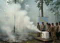 95% Organisasi Indonesia Terdampak Serangan Siber AI, Evolusi Ancaman yang Mengkhawatirkan Sebuah hutan padat dengan asap naik dari beberapa area yang masih menyala, menandakan situasi Karhutla (bakar hutan dan lahan) yang terus berlangsung. Di depan, tim ahli lingkungan, termasuk M. Ridham