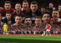 Indonesia Raih Dua Gelar Juara Dunia di Kejuaraan Bulu Tangkis Yunior 2026 Stadion sepak bola penuh dengan pendukung Arsenal di tribun, wajah mereka menunjukkan determinasi namun juga kecewa. Lapangan hanya terlihat kosong kecuali penjaga gawang dan seorang pemain Arsenal tu