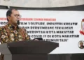 Sebuah studio modern dengan kaca besar dan sistem pencahayaan canggih. Dalam studio tersebut, ada sebuah laboratorium teknologi terkini yang penuh dengan peralatan high-tech dan layar yang menampilkan