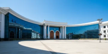 Cirebon city hall with its modern architecture and clear blue sky, symbolizing the high temperature of 33 degrees Celsius in the city.