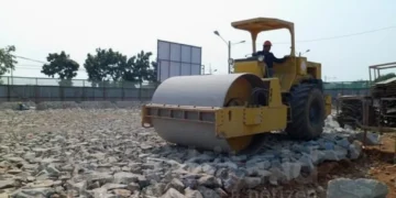 Gedung Mahkamah Agung Indonesia dengan dominasi arsitektur megah, dinding marmer, dan domba utama yang megah. Suasana ruang berlapis marmer dengan atap tinggi dan jendela besar yang memungkinkan cahay