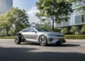 Memahami IoT: Panduan Lengkap dari Konsep ke Praktik BYD Denza B8 melaju di jalan umum dengan hanya tiga roda bergerak, menunjukkan kemampuannya dalam teknologi mobil. Mobil ini bergerak di jalan urban modern dengan langit biru cerah dan cahaya matahari
