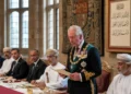 Raja Charles III mengutip hadis Nabi Muhammad SAW dalam bahasa Arab saat menjamu Sultan Oman Haitham bin Tariq dalam jamuan kenegaraan di Kastil Windsor, Inggris. Momen tersebut menunjukkan raja dengan pakaian resmi, sementara sultan dan tamu lainnya mendengarkan dengan hormat.