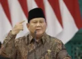 Ribuan Massa Hadiri Deklarasi DIAmi Grand entrance of the Presidential Palace in Jakarta, with its ornate details and golden eagle symbol, bathed in warm afternoon sunlight, surrounded by lush greenery, symbolizing national pride and go