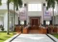 Selamat Hari Raya Kurban, 10 Fakta Idul Adha The image shows the grand entrance of the Bali Provincial Government Building with its modern architecture, surrounded by greenery and officials from Sulawesi Selatan discussing community welfare stra