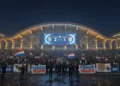 Piala Dunia U-17 2023: Meski Timnas Indonesia Kalah 3-1 Maroko, Masih Punya Peluang Lolos? Lanskap luar stadion BRI Super League yang modern dengan papan skor besar dan penonton yang penuh semangat. Stadion terang dengan cahaya lampu, menciptakan atmosfer yang penuh kegembiraan. Stadion ini