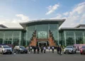 Duet Crypto ETH / BTC Mencapai Level Terendah Sejak April 2021. A vibrant scene at the entrance of the Bali International Convention Center, showcasing Daihatsu vehicles and the excitement of the Kumpul Otomotif event in Pulau Dewata.