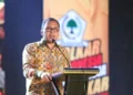 APBN 2026 ‘Survival Mode’: Menteri Keuangan Purbaya Tegaskan Nol Toleransi untuk Inefisiensi dan Kebocoran Foto dokumentasi meja rapat resmi dengan dokumen bersegel merah dan mikrofon penyiar di atasnya.