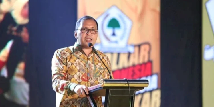 Menteri UMKM Puji Inisiatif Pasar Murah Golkar Sulsel Jaga Stabilitas Harga Foto dokumentasi meja rapat resmi dengan dokumen bersegel merah dan mikrofon penyiar di atasnya.
