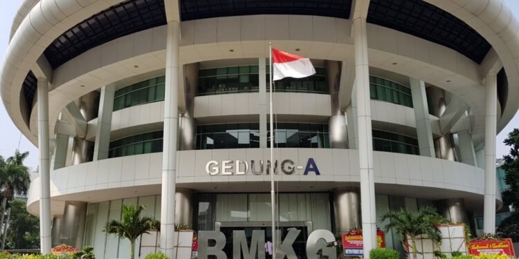 BMKG: 18 Kota Hujan Hari Ini, Padang dan Tanjung Selor Berpotensi Petir BMKG: 18 Kota Hujan Hari Ini, Padang dan Tanjung Selor Berpotensi Petir - Featured